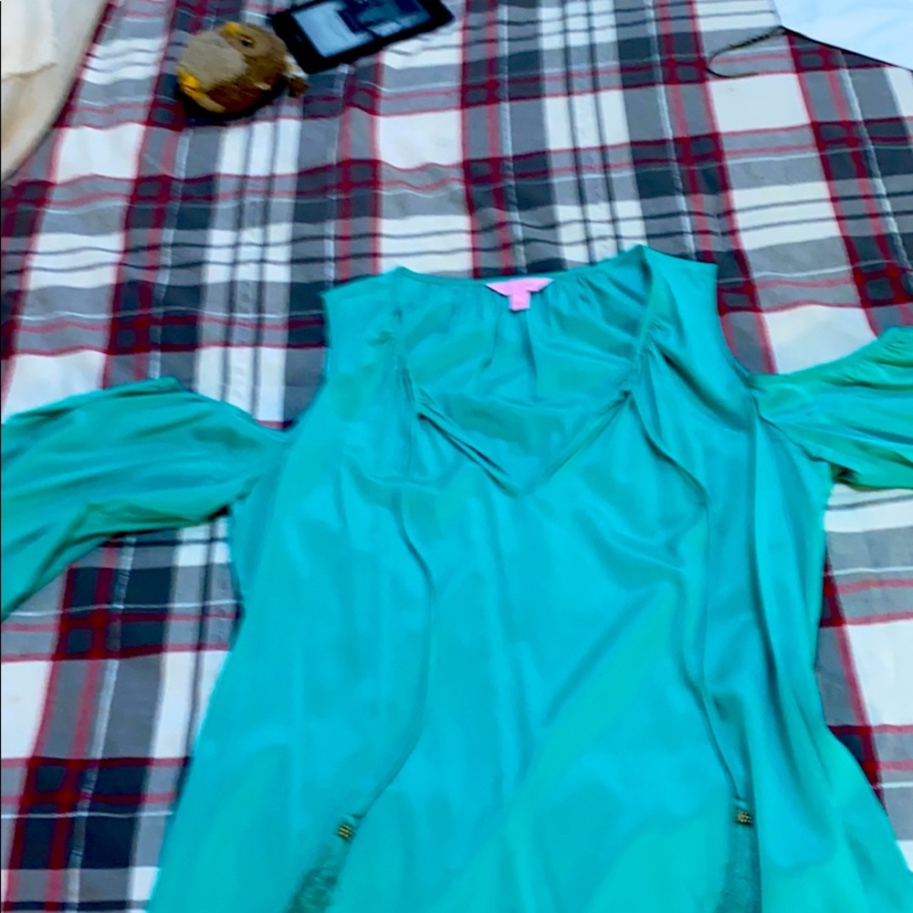 Beautiful Lilly P cold shoulder top